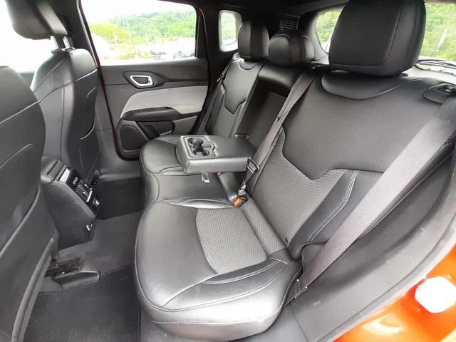 Used 2024  Jeep Latitude image 36