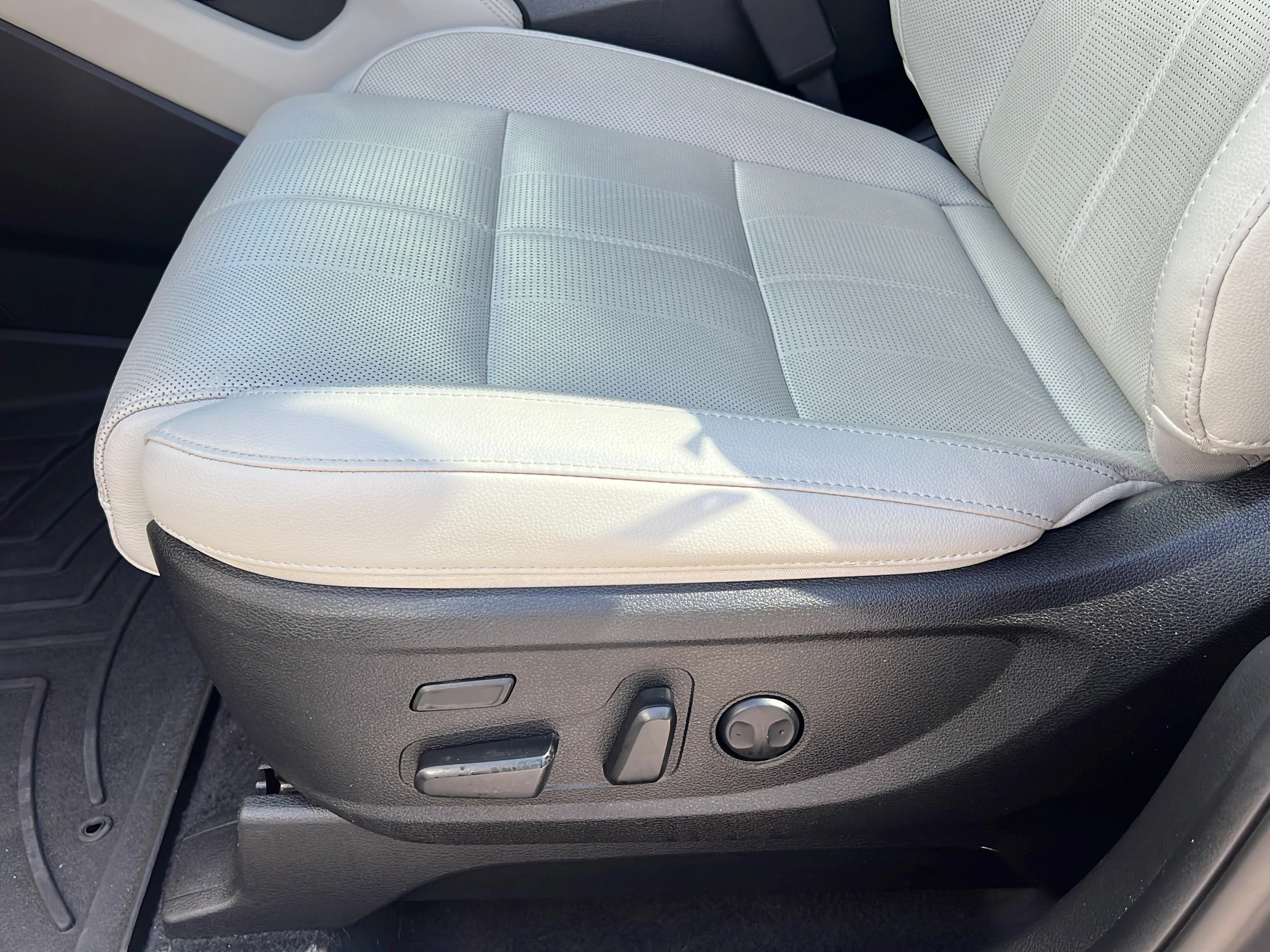 Used 2022 Gravity Grey Kia SX image 14