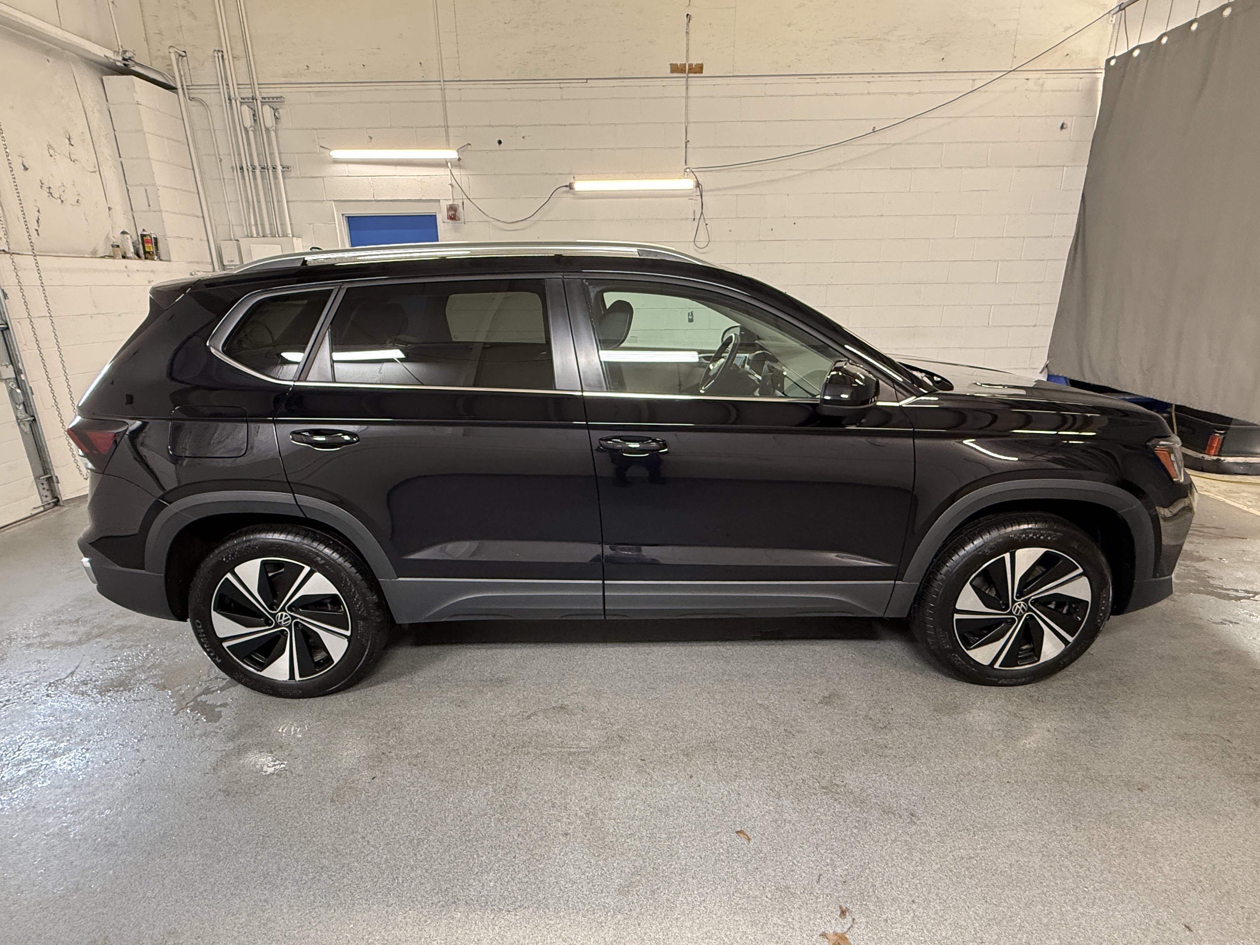 Used 2025 Deep Black Pearl Volkswagen SE image 10