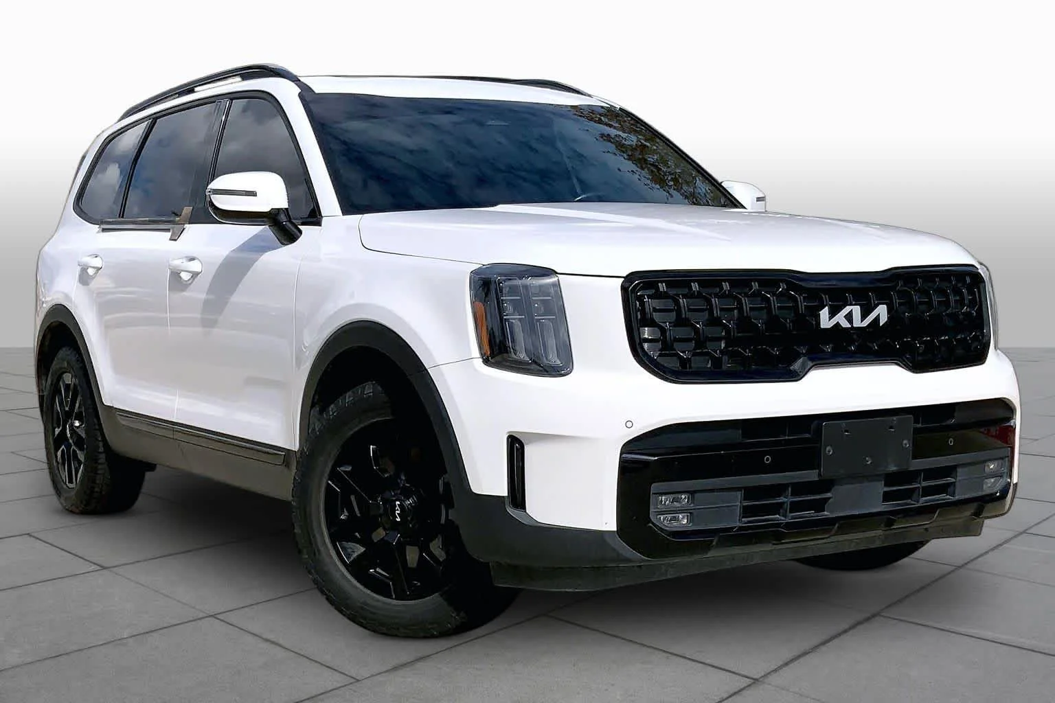 Used 2024 Glacial White Pearl Kia SX X-Pro image 3