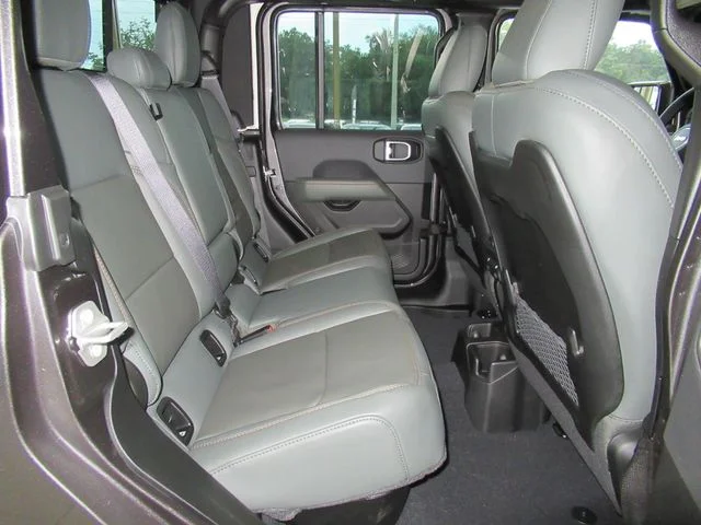New 2026 Granite Crystal Metallic Clear-Coat Exterior Paint Jeep Mojave X image 17