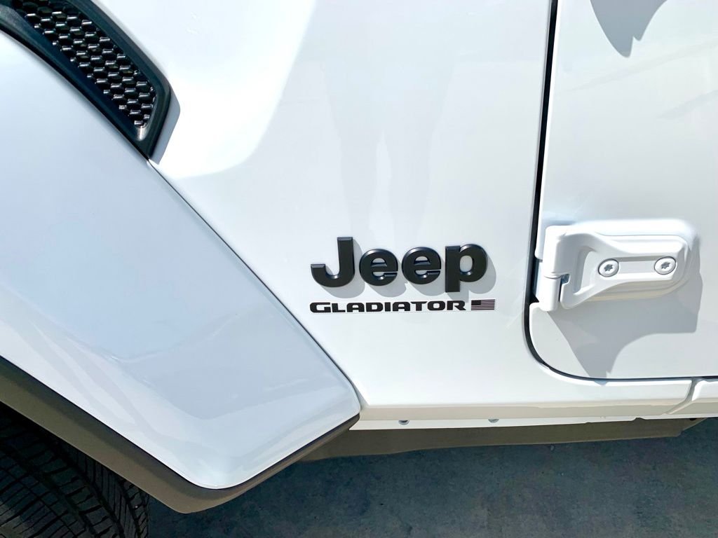 Used 2026 White Jeep Sahara image 11
