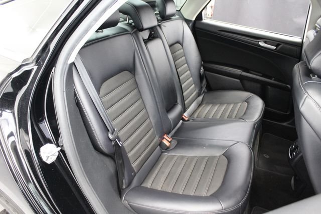 Used 2018 Shadow Black Ford SE image 17