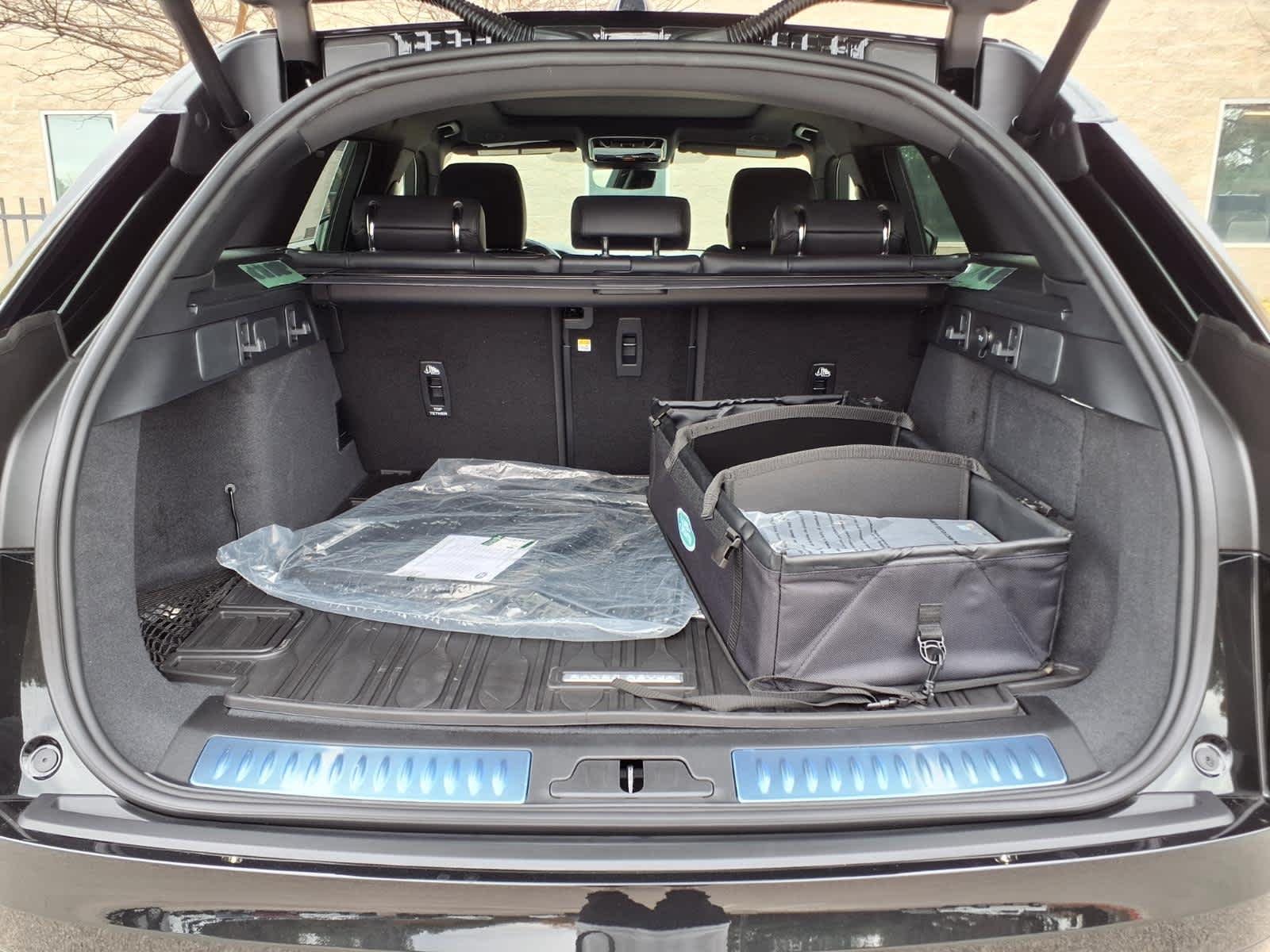New 2026 Santorini Black Land Rover Dynamic SE image 21