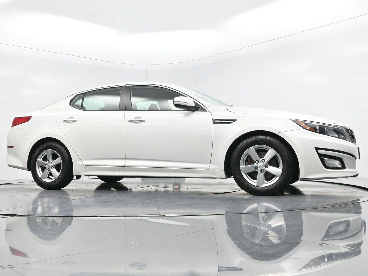 Used 2015 Snow White Pearl Kia LX image 44