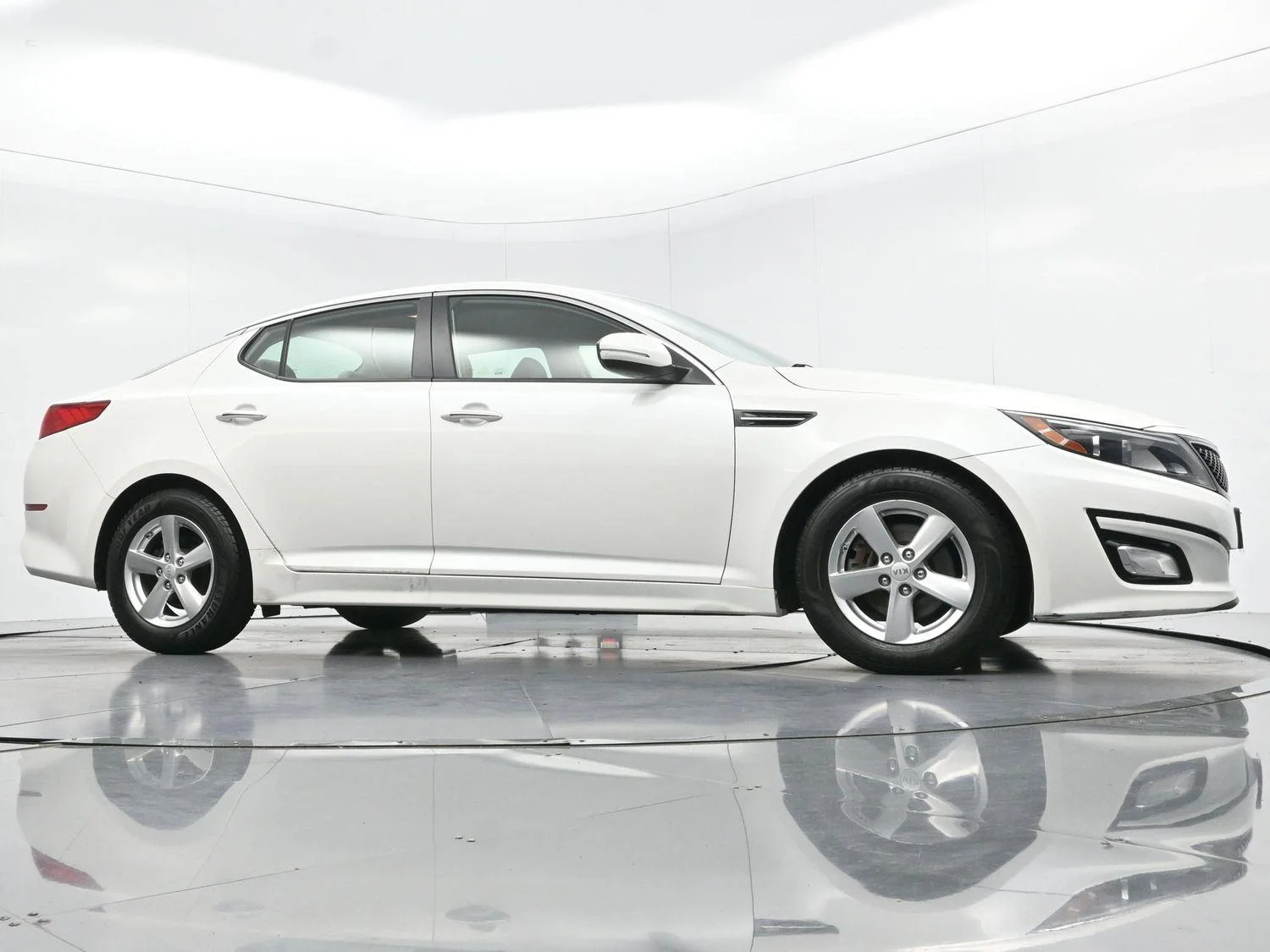 Used 2015 Snow White Pearl Kia LX image 44