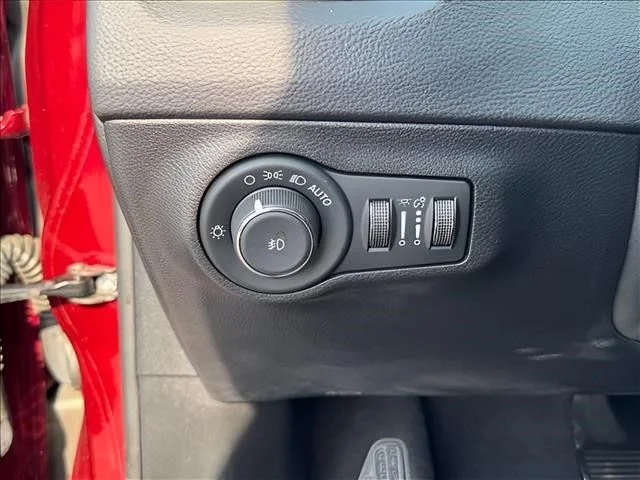 Used 2021 Red Jeep Latitude image 18