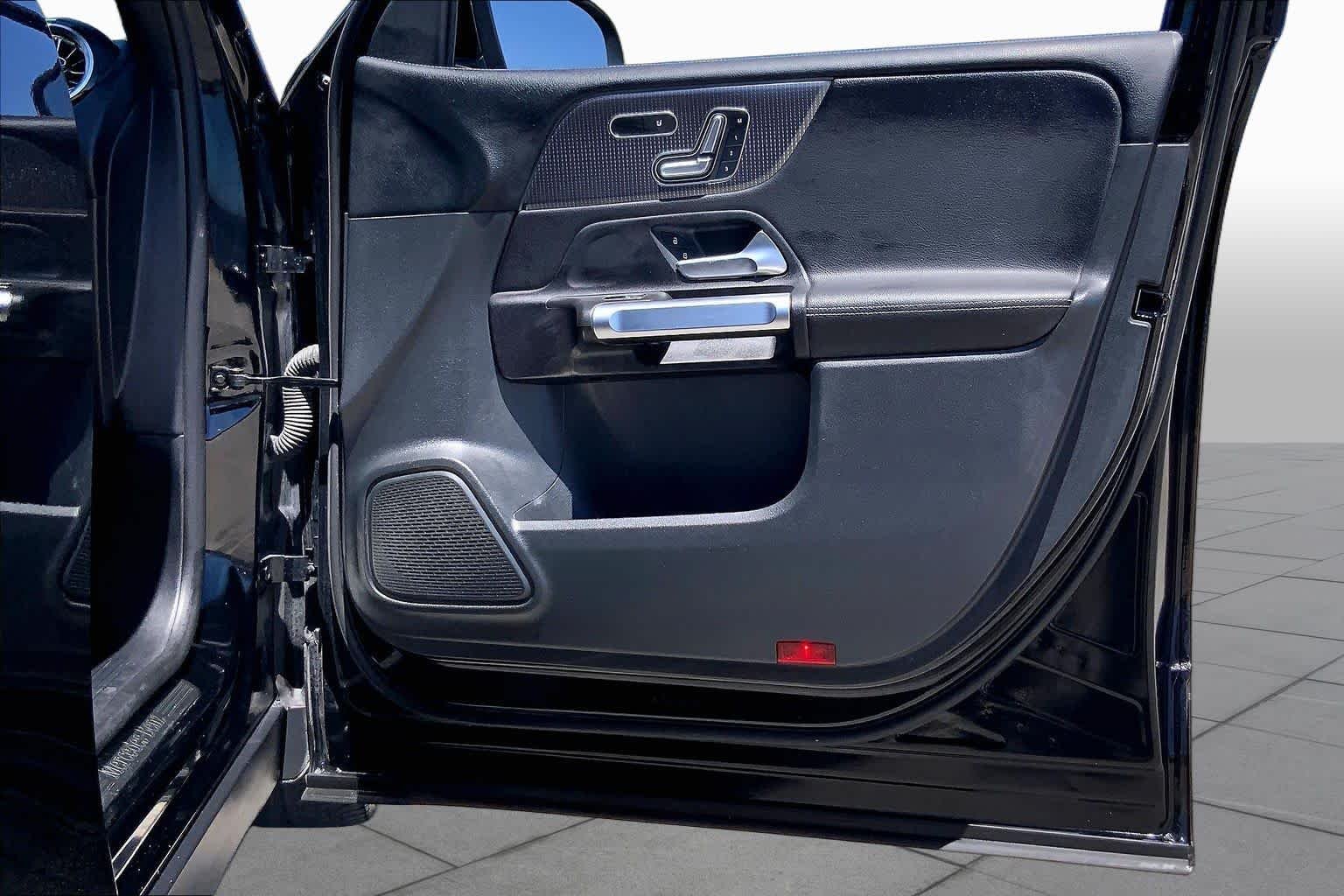 Used 2023 Night Black Mercedes-Benz GLB 250 image 22