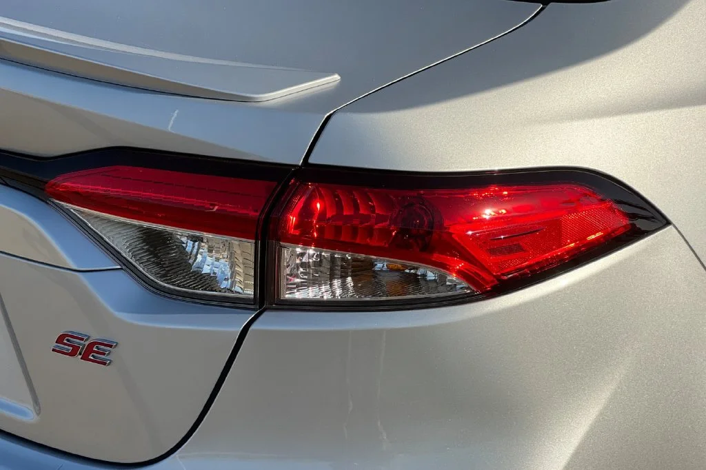 New 2027 Classic Silver Metallic Toyota SE image 30