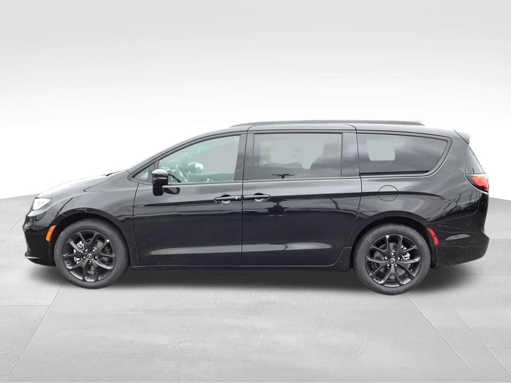 New 2026 Diamond Black Crystal Pearl-Coat Exterior Paint Chrysler Select image 6