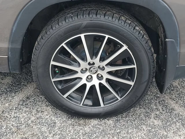Used 2017 Predawn Gray Mi Toyota XLE image 34
