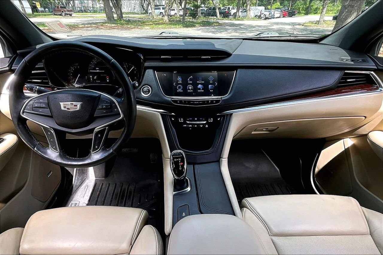 Used 2017 Silver Cadillac Luxury image 7