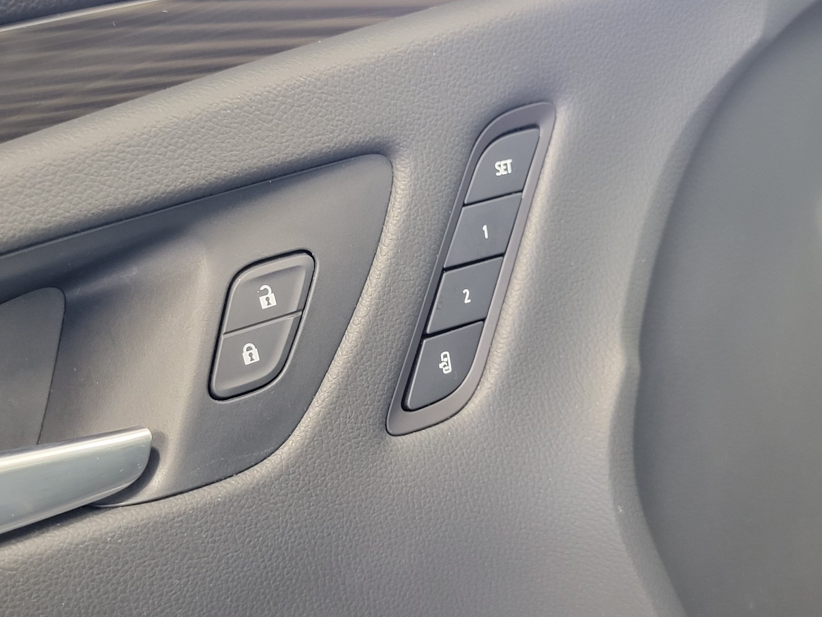Used 2020 Blue Buick Essence image 7