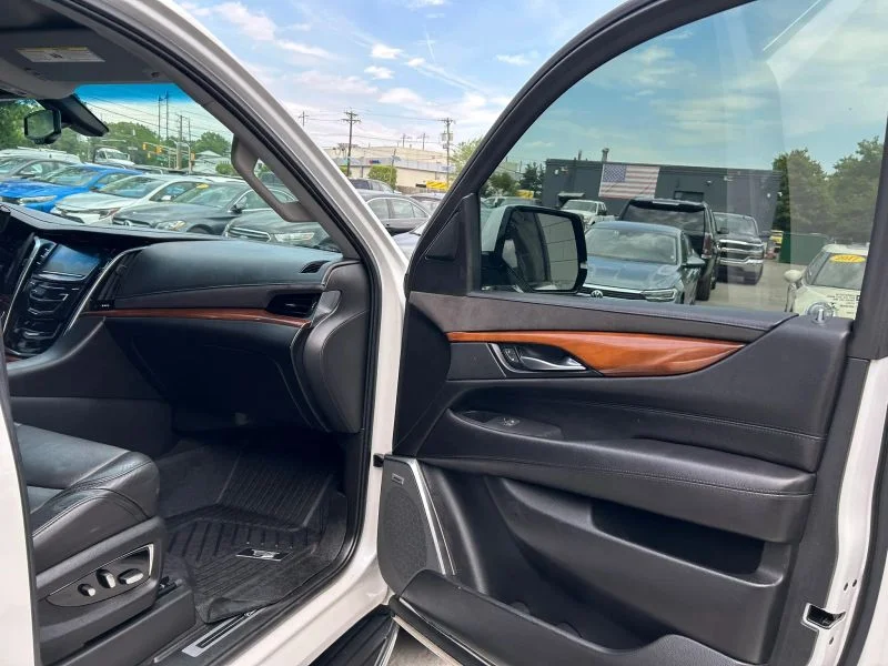 Used 2019 White Cadillac Sport Utility 4D image 21