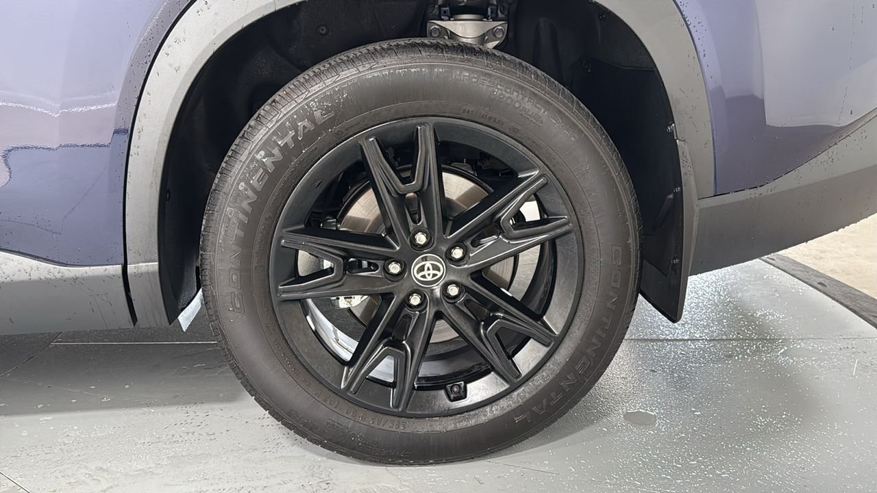 Certified Used 2025  Toyota Platinum image 24