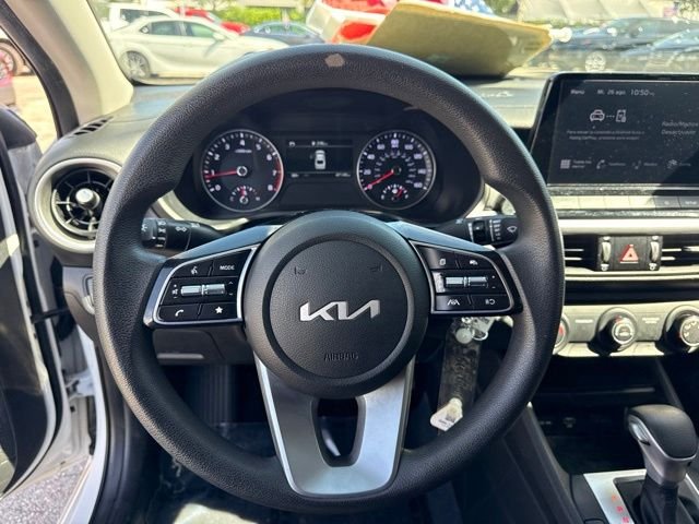 Used 2022 White Kia LXS image 17