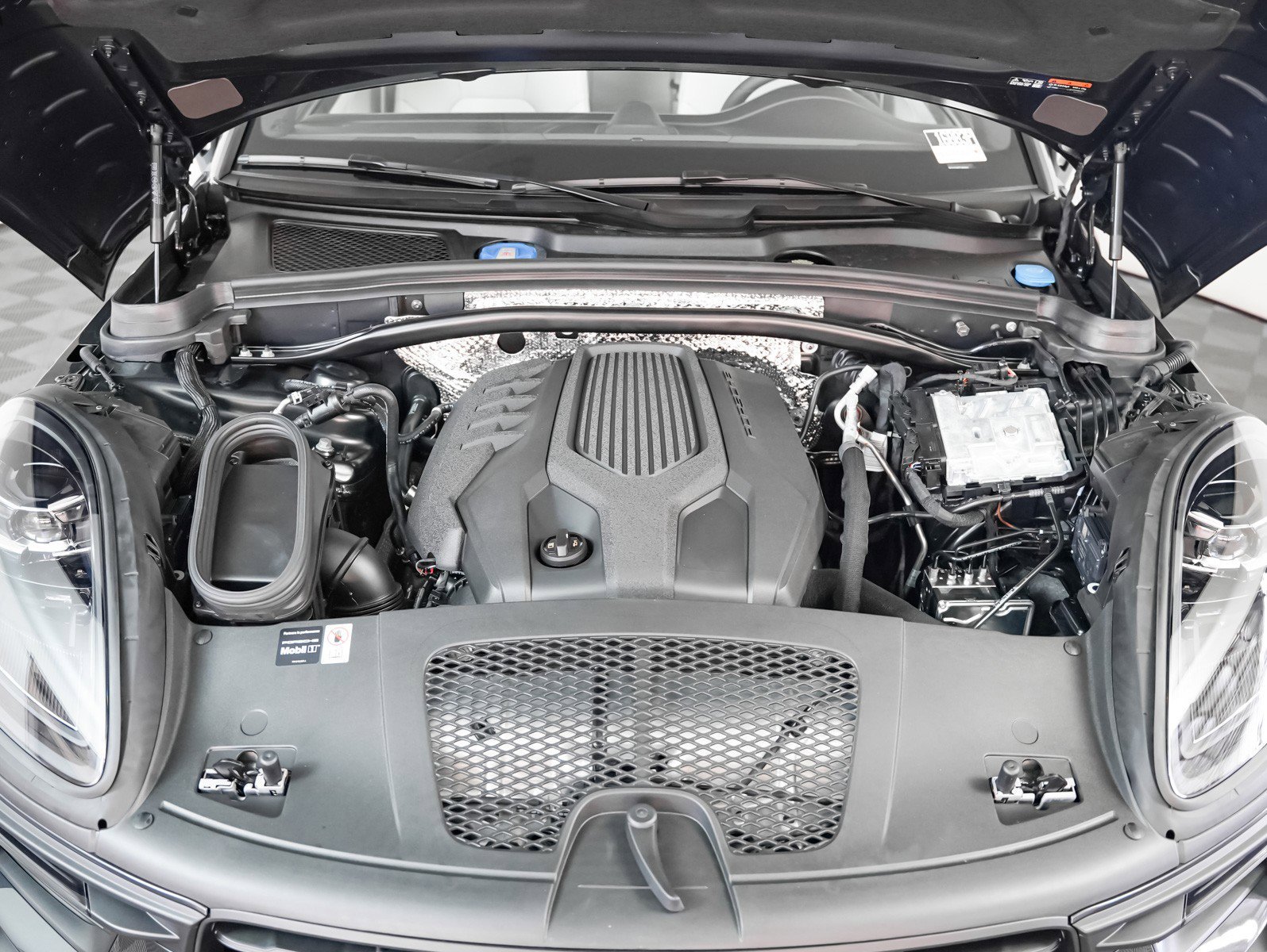 2026 Porsche Macan - Photo 13