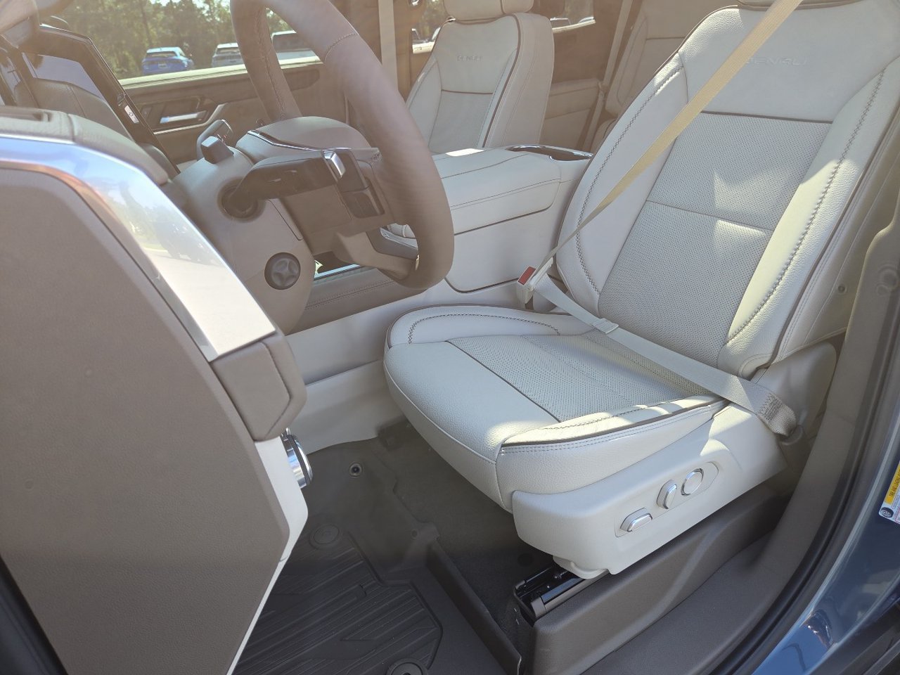 2026 GMC Yukon Denali - Photo 32