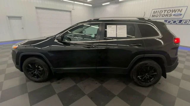Used 2016 Brilliant Black Crystal Pearlcoat Jeep Latitude image 5