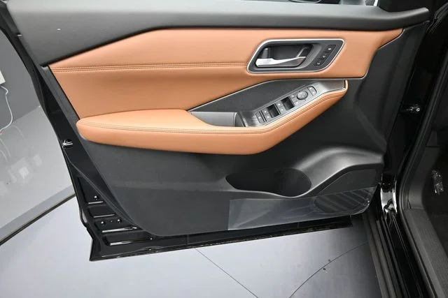 New 2026 Black Nissan Platinum image 9