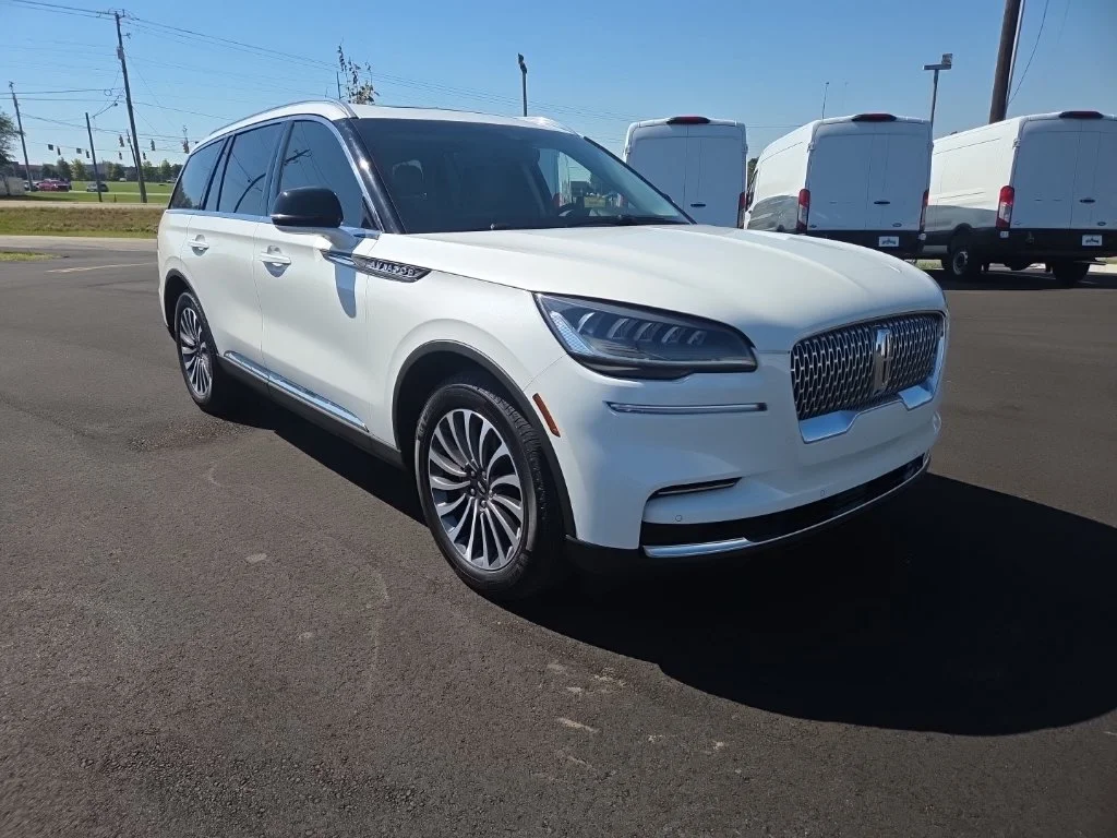 Used 2024 White Lincoln Premiere image 23