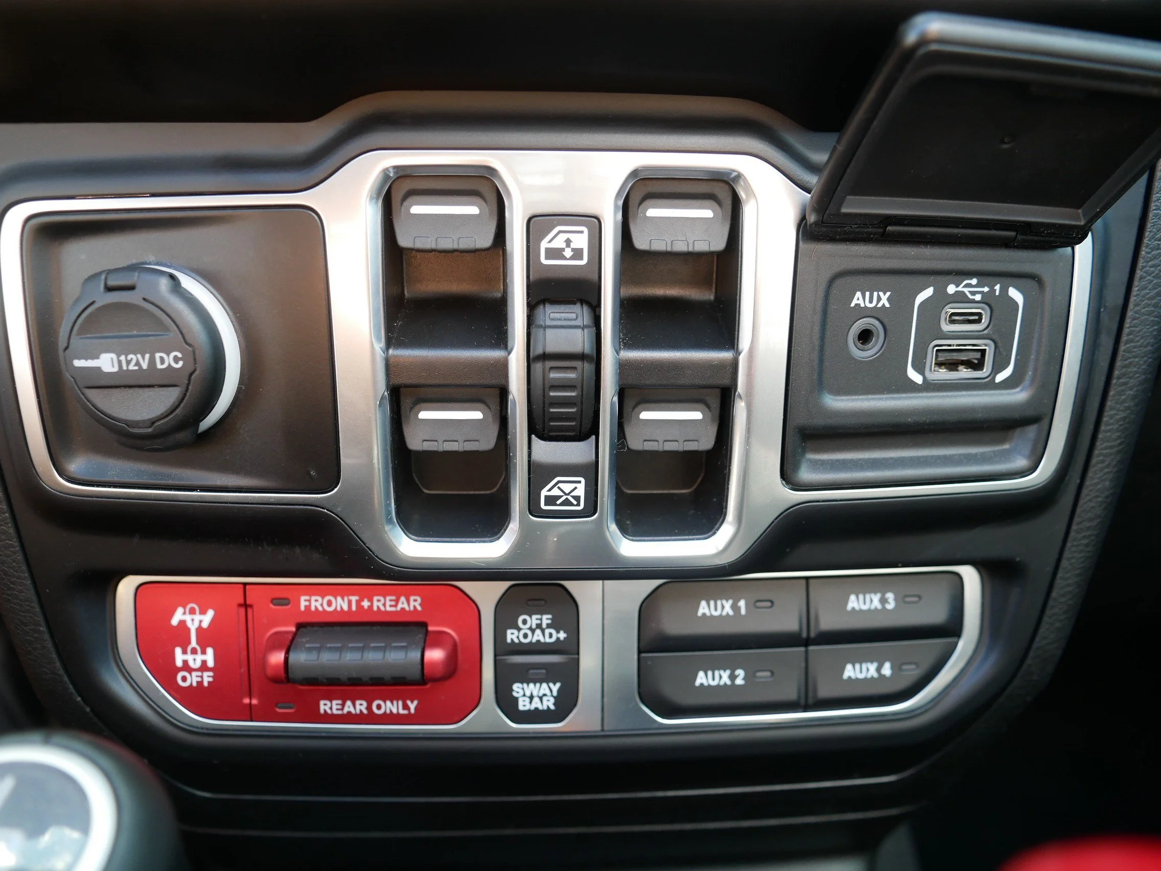 Used 2023 Silver Zynith Clearcoat Jeep Rubicon image 32