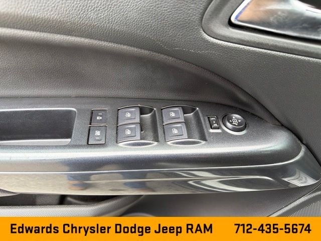 Used 2022 White GMC AT4 w/Leather image 24