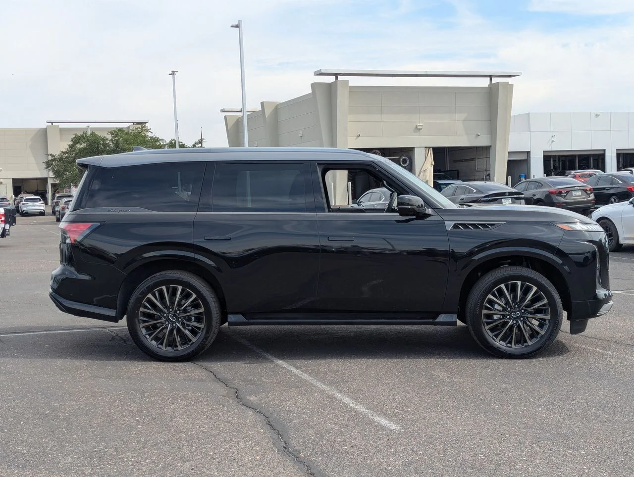 New 2026 2T MINERAL BLAC INFINITI Autograph 4WD image 5