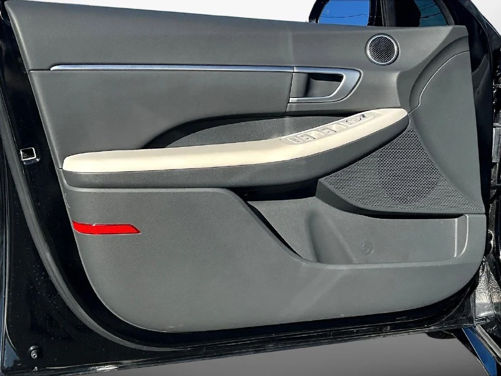 Used 2025 Black Hyundai SEL image 22