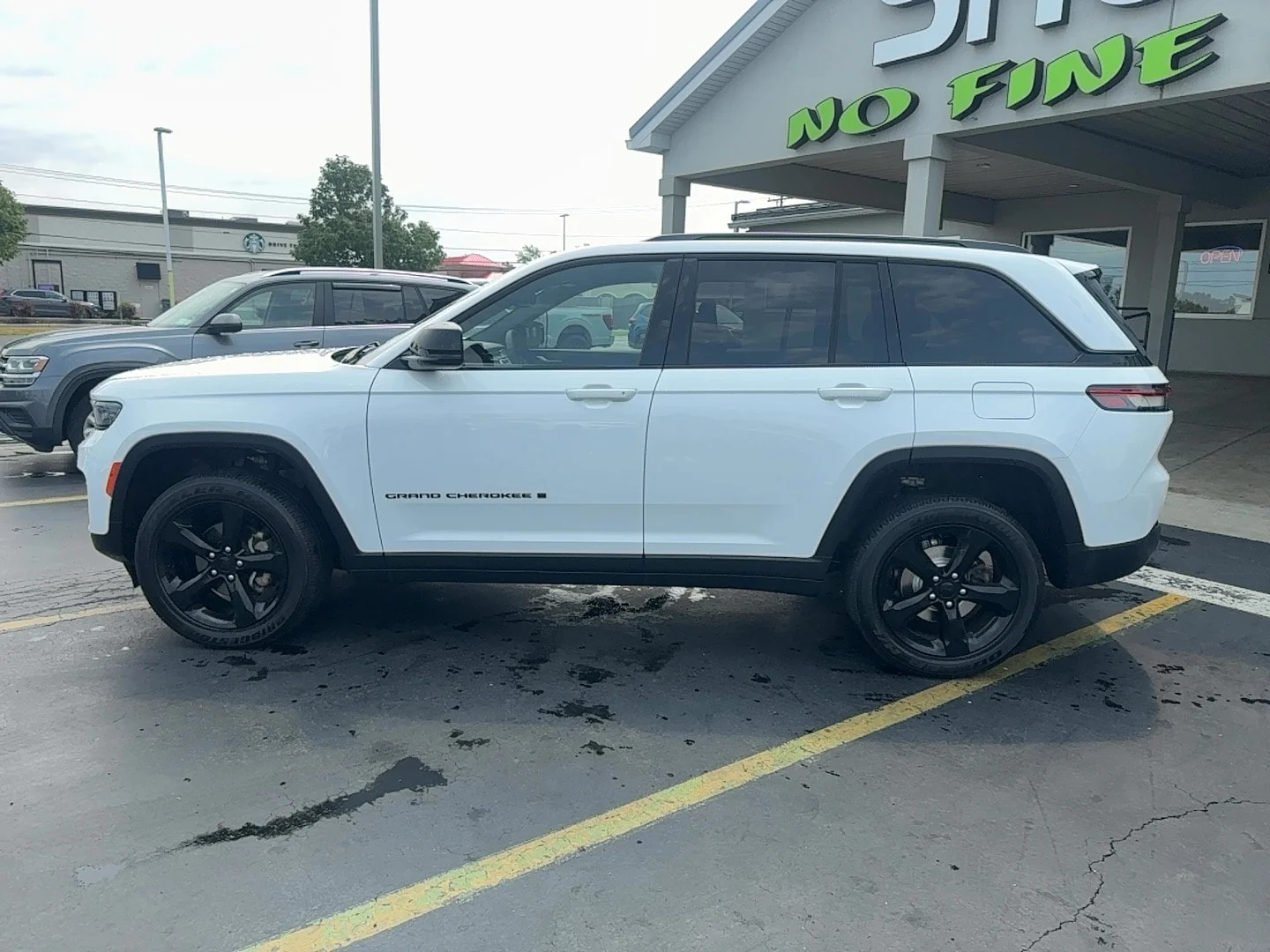 Used 2024 Bright White Clearcoat Jeep Altitude X image 3