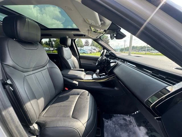 Used 2024 White Land Rover SE image 31