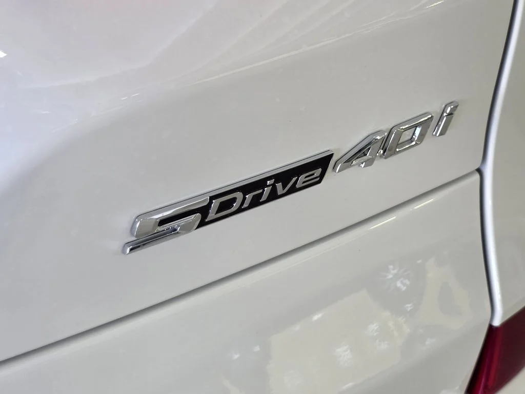 New 2026 Alpine White BMW sDrive40i image 7