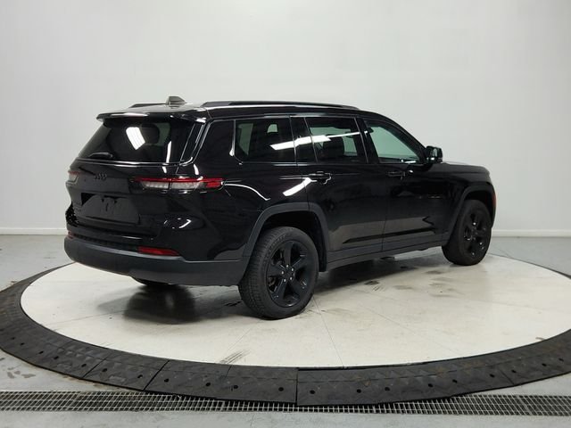 Used 2023  Jeep Limited image 8