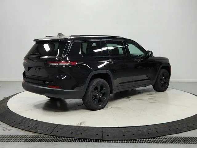 Used 2023  Jeep Limited image 8