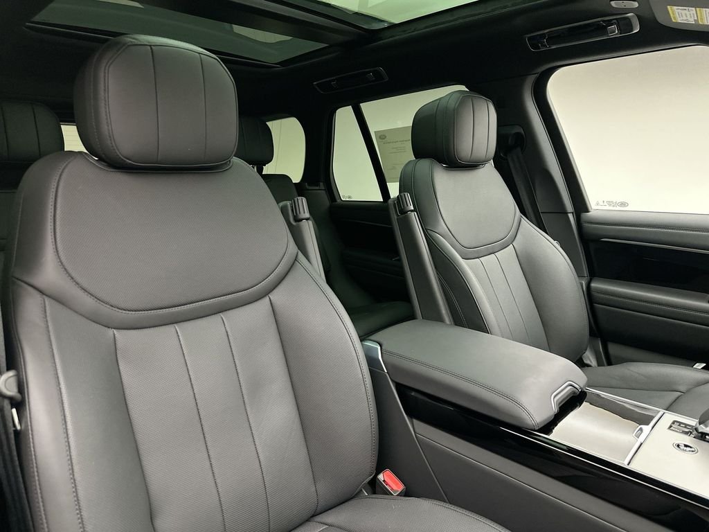 Used 2025  Land Rover SE image 18