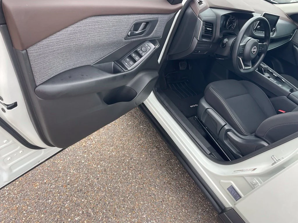 Used 2023 White Nissan S image 18
