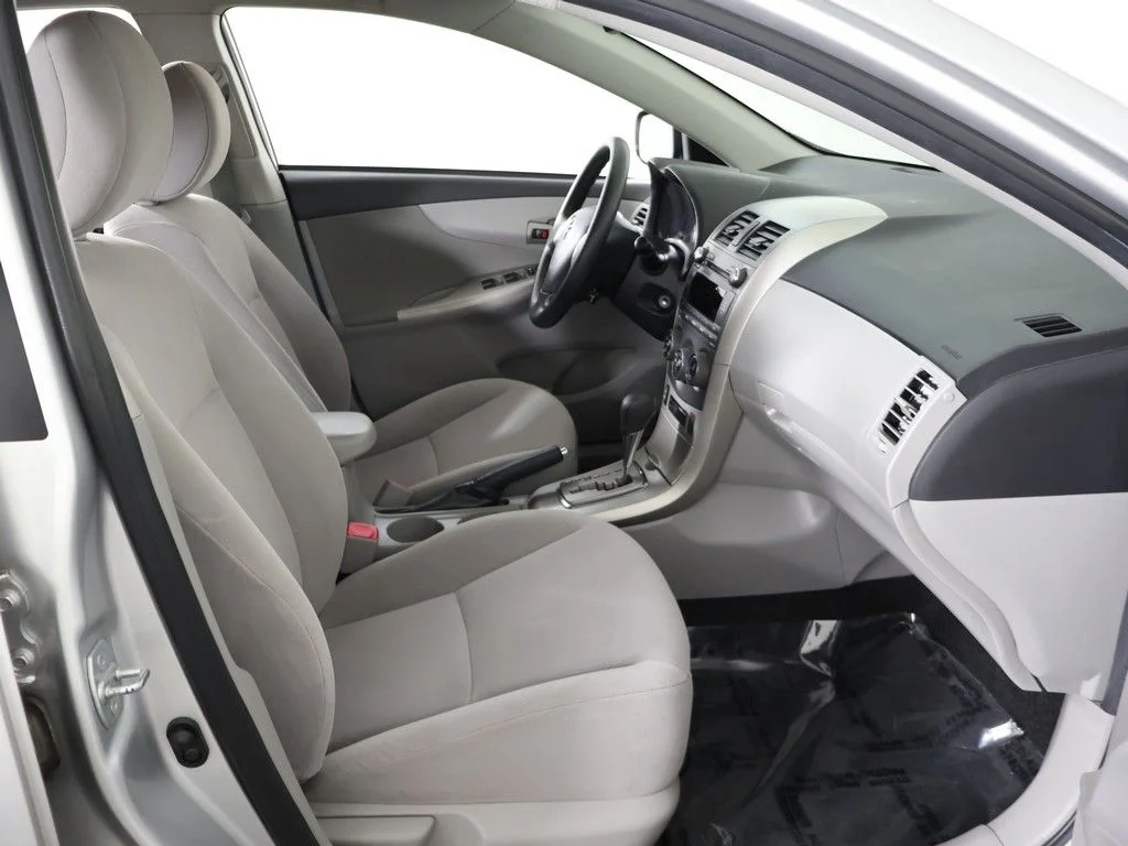 Used 2011 Silver Toyota LE image 24