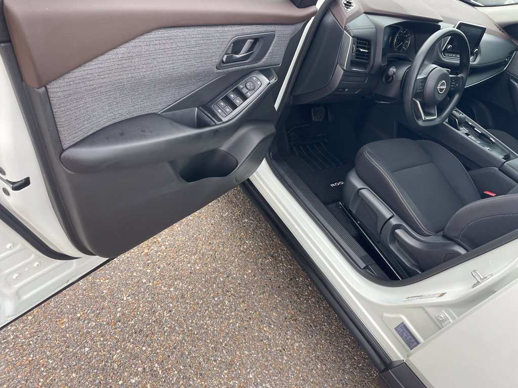 Used 2023 White Nissan S image 18