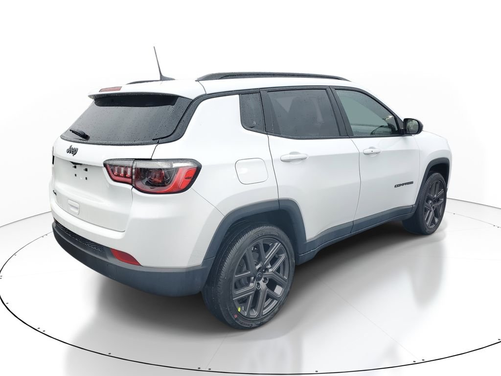 New 2026 Bright White Clearcoat Jeep Latitude image 4