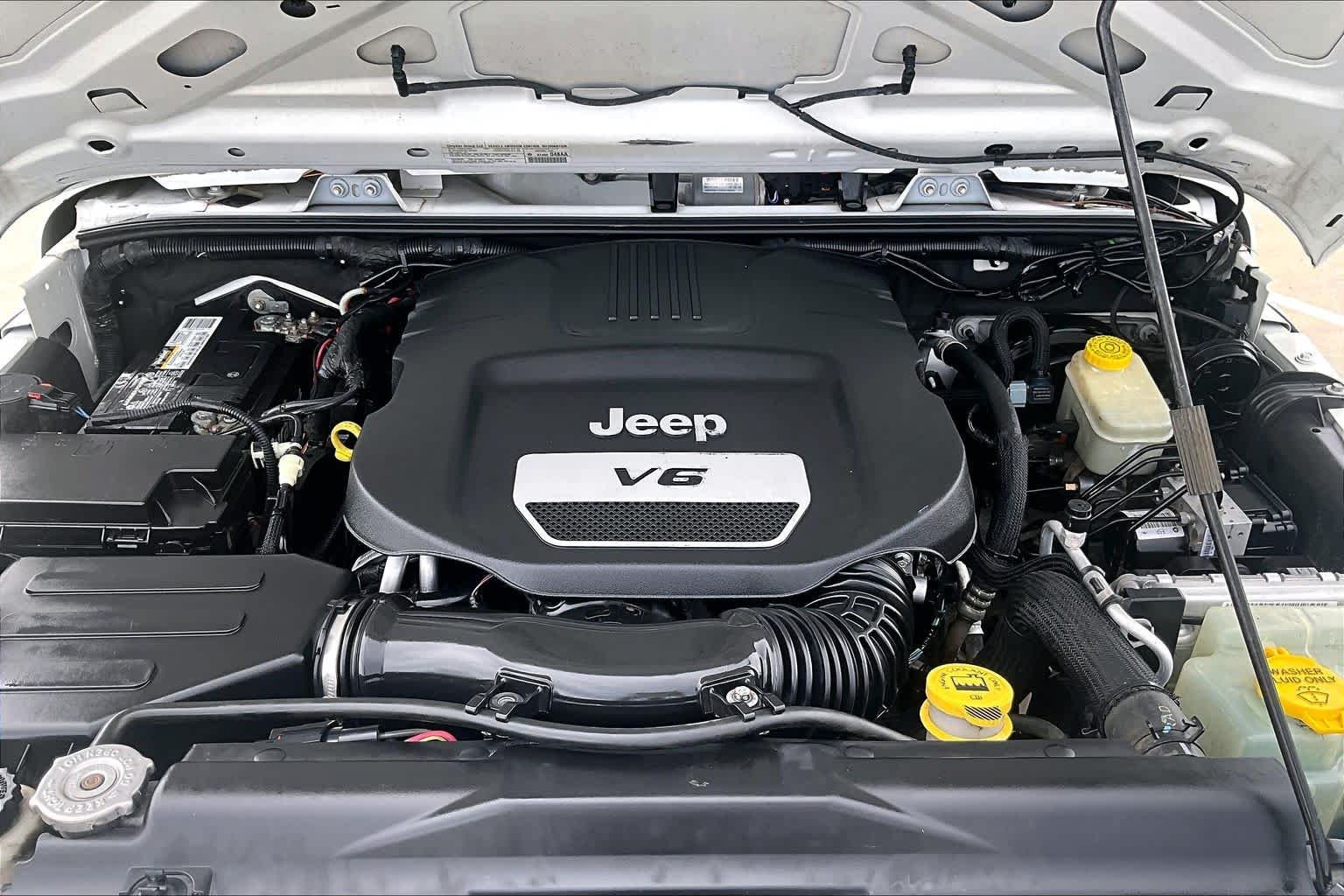 Used 2014 Bright White Clearcoat Jeep Sport image 30