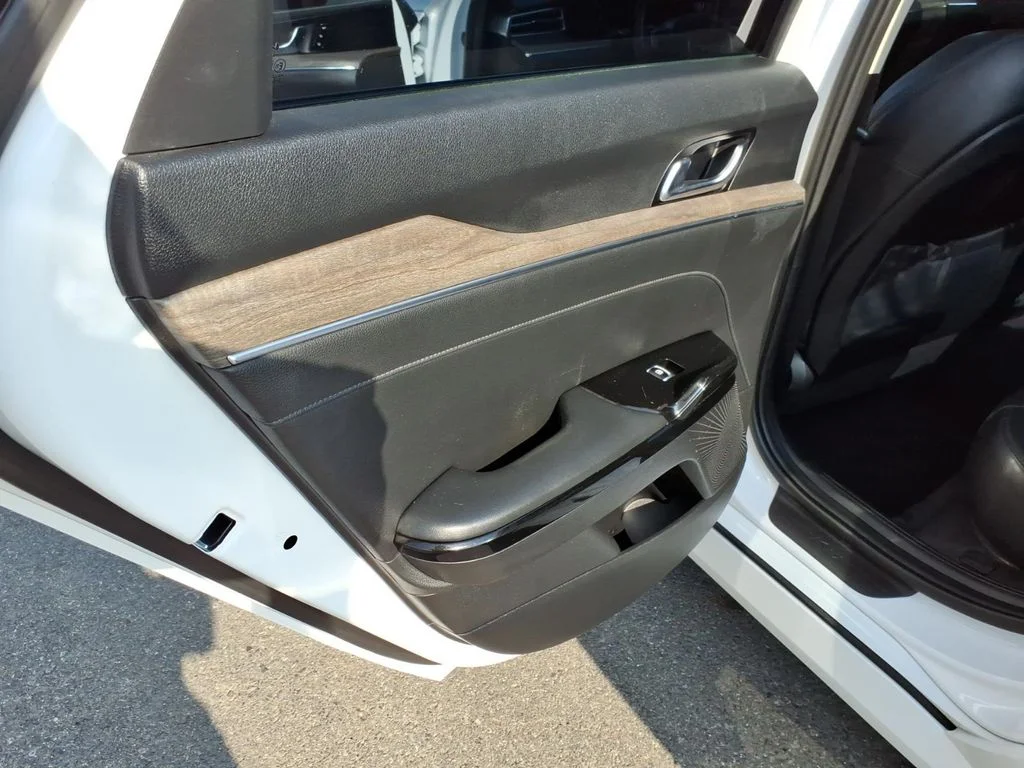 Used 2022 White Pearl Kia EX image 16