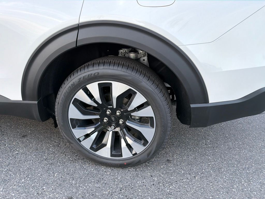 New 2026 Star White Metallic Tri-Coat Ford Platinum™ image 24