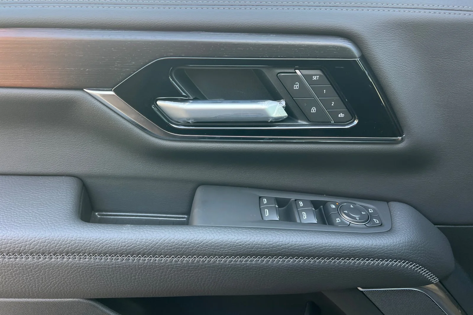 2026 GMC Yukon Denali - Photo 9