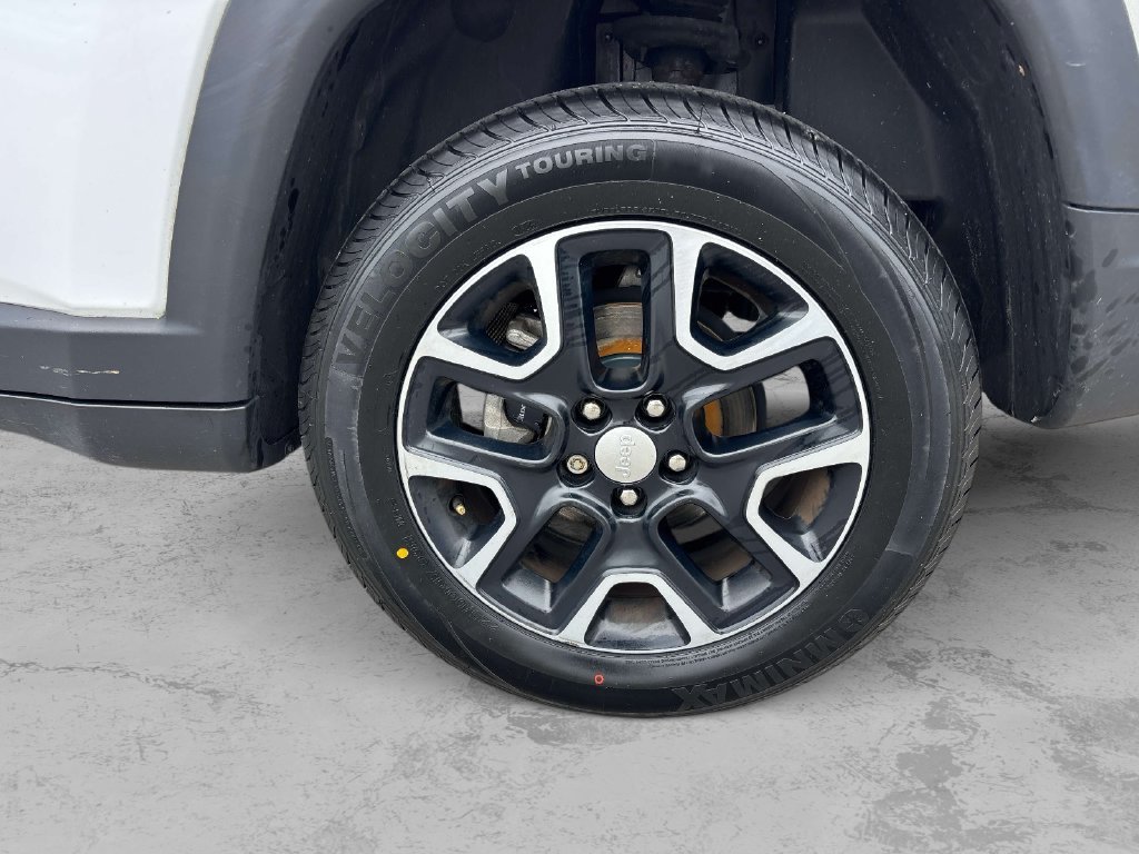Used 2022 White Jeep Latitude image 9