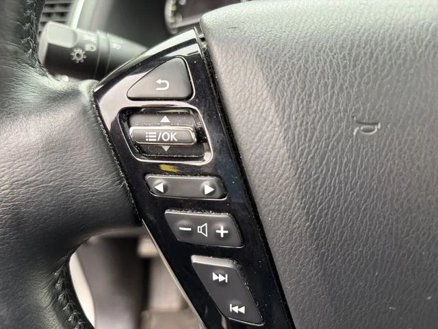 Used 2023 Silver Nissan SL image 30
