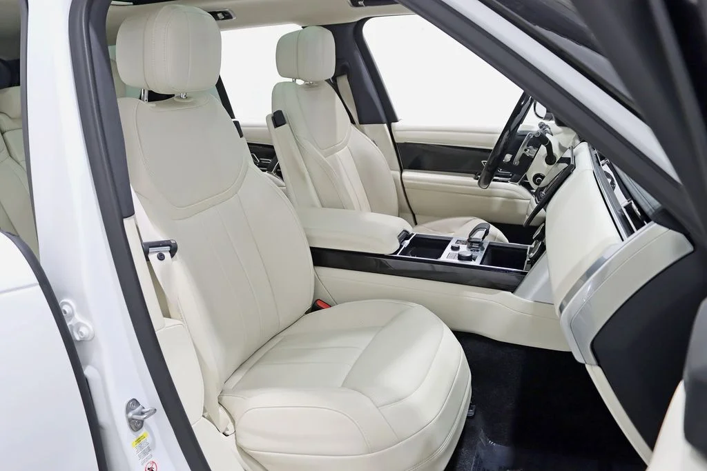 Used 2023 White Land Rover SE image 26