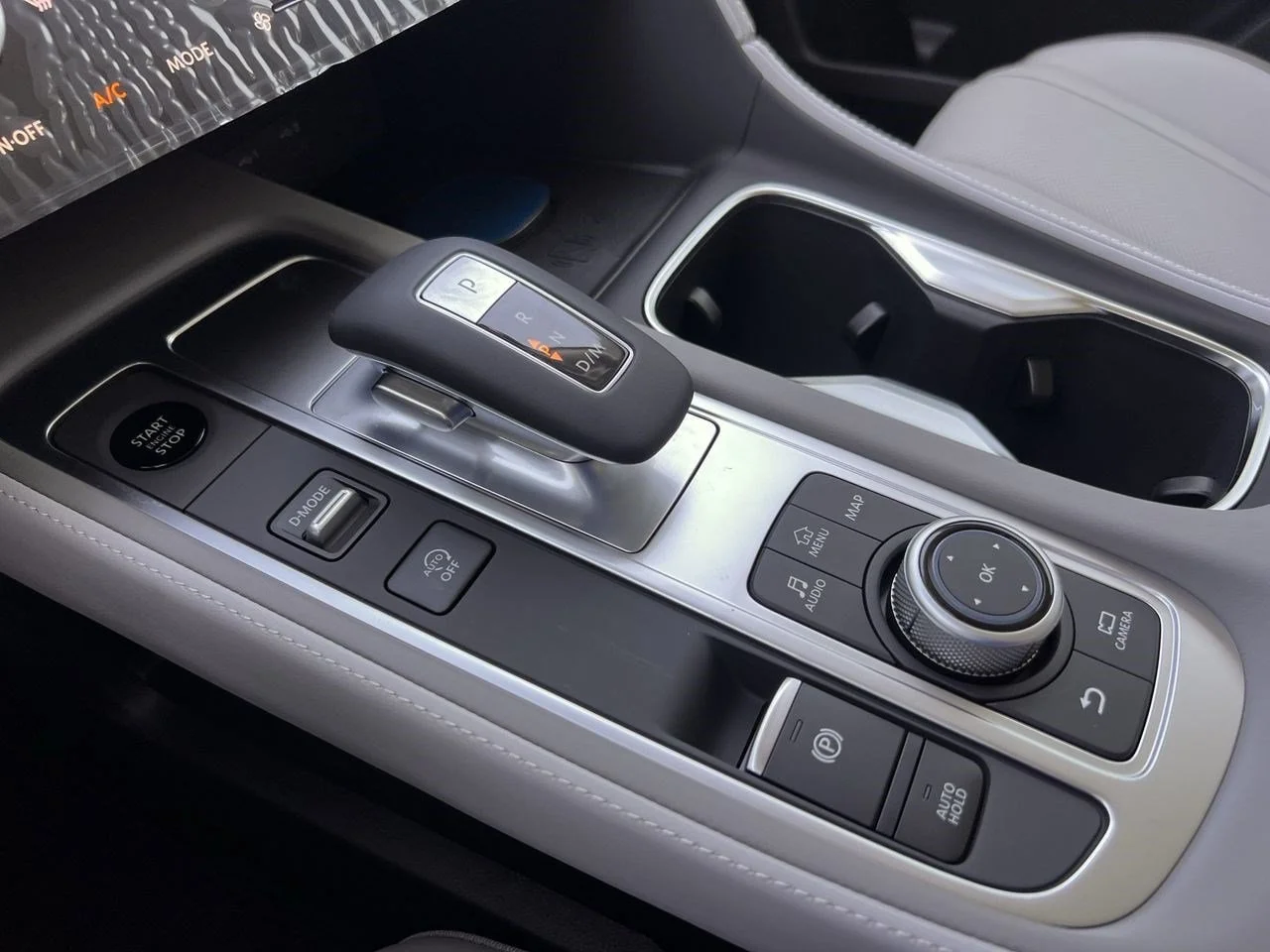 New 2027 RADIANT WHITE INFINITI Luxe FWD image 17