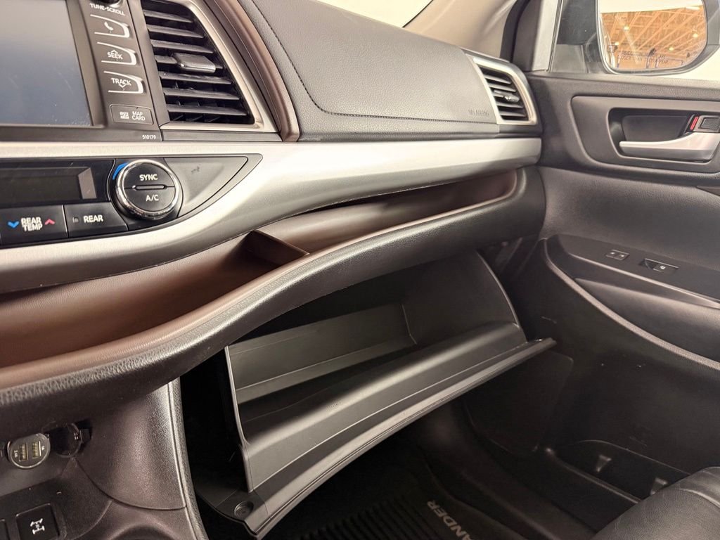 Used 2018 Walnut Toyota XLE image 27