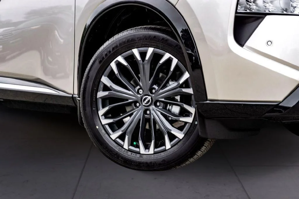 New 2026 Champagne Silver Metallic / Super Black Two-tone Nissan Platinum image 2