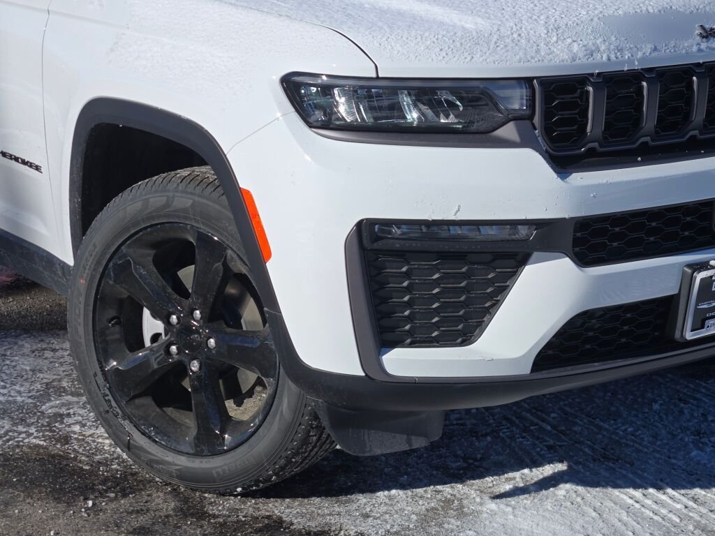 New 2026 Bright White Clear-Coat Exterior Paint Jeep Limited image 3